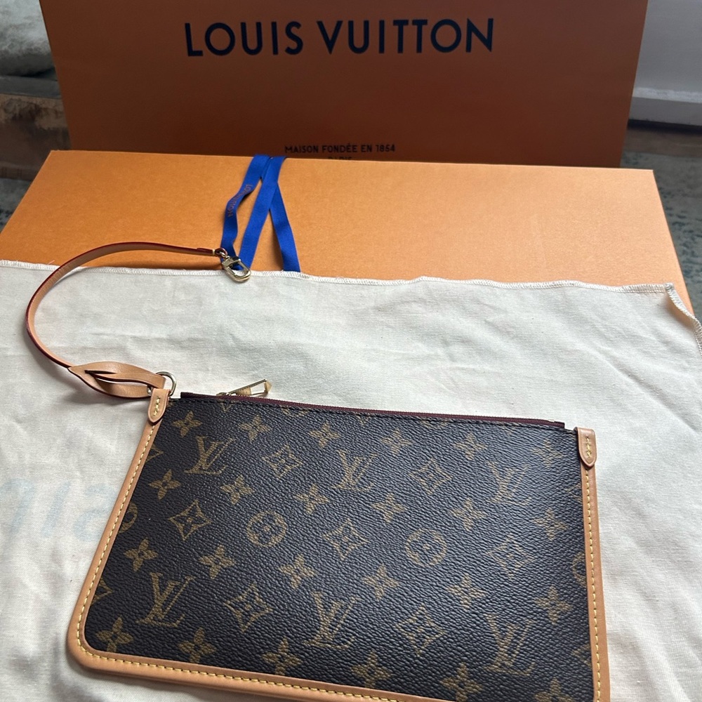TRADE     AUTHENTIC Louis Vuitton Carry All MM - Picture 7 of 10